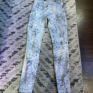 Lululemon Floral White Gray & Black Leggings with Pockets
